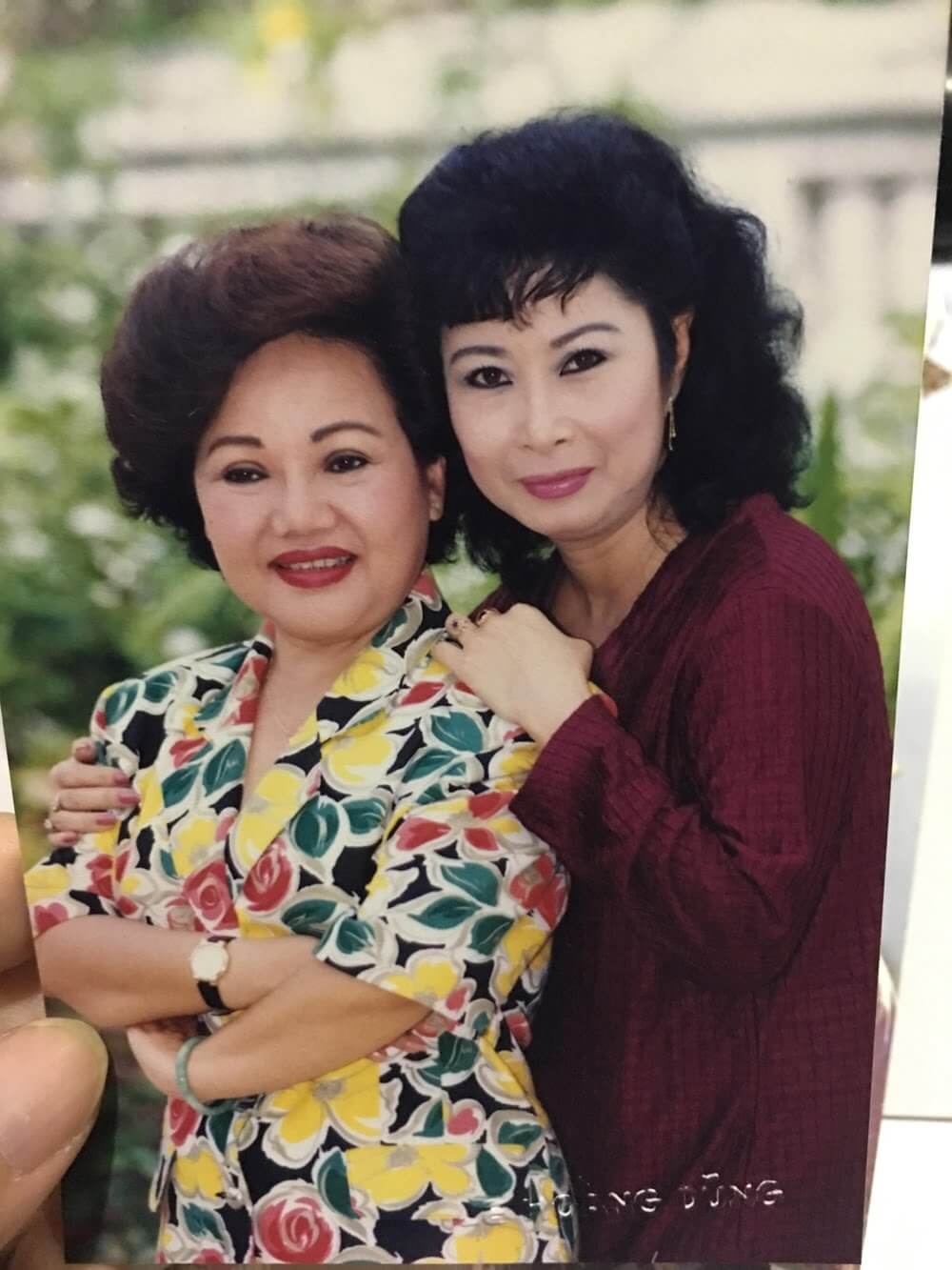 Sau ánh hào quang: Nghệ sĩ Kim Phương bà hoàng vai phản diện và cuộc đời thăng trầm 3 NSƯT Kim Phương cùng NSND Ngọc Giàu thời còn trẻ.